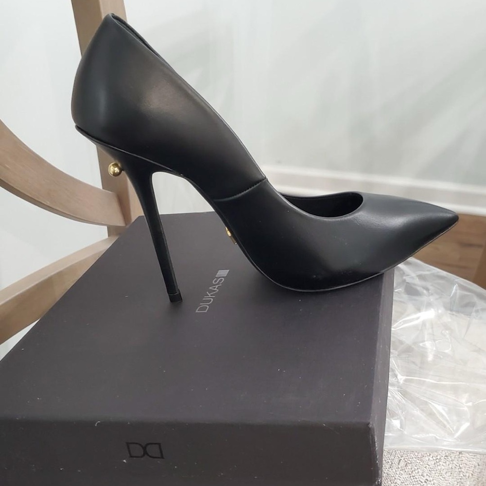 Authentic Dukas Pumps